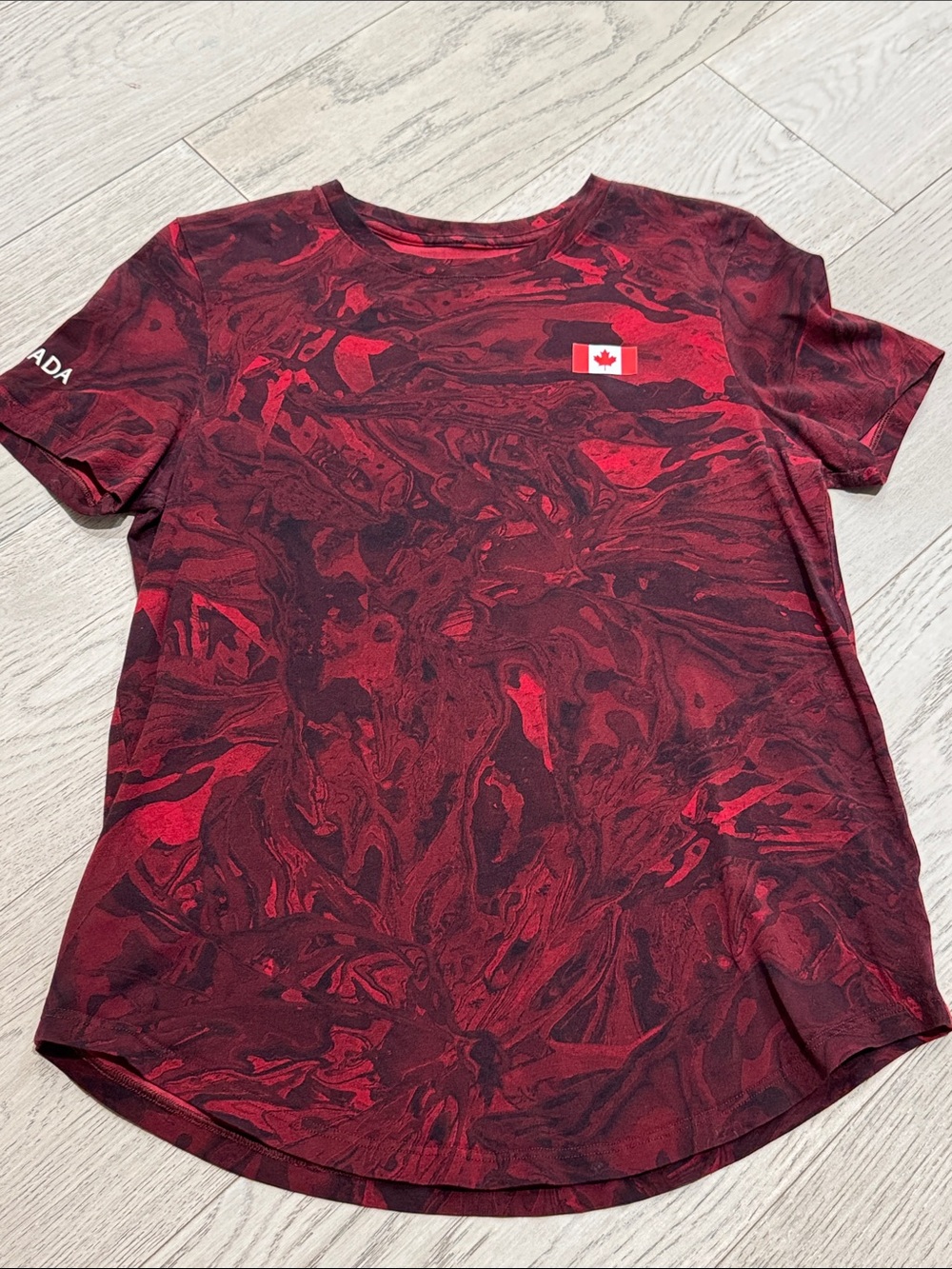 Team Canada Lulu size 2 Red Marble-Print Short Sleeve Shirt